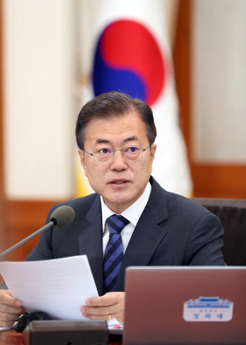 문재인 대통령이 8일 청와대에서 열린 국무회의를 주재하고 있다.연합뉴스